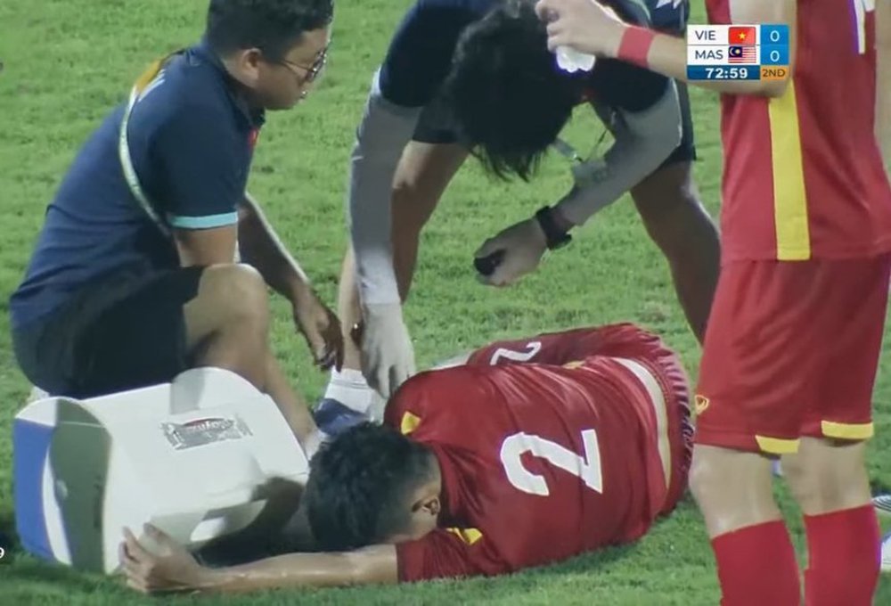 Văn Xuân bị chấn thương trong trận đấu với U23 Malaysia ở bán kết SEA Games 31.