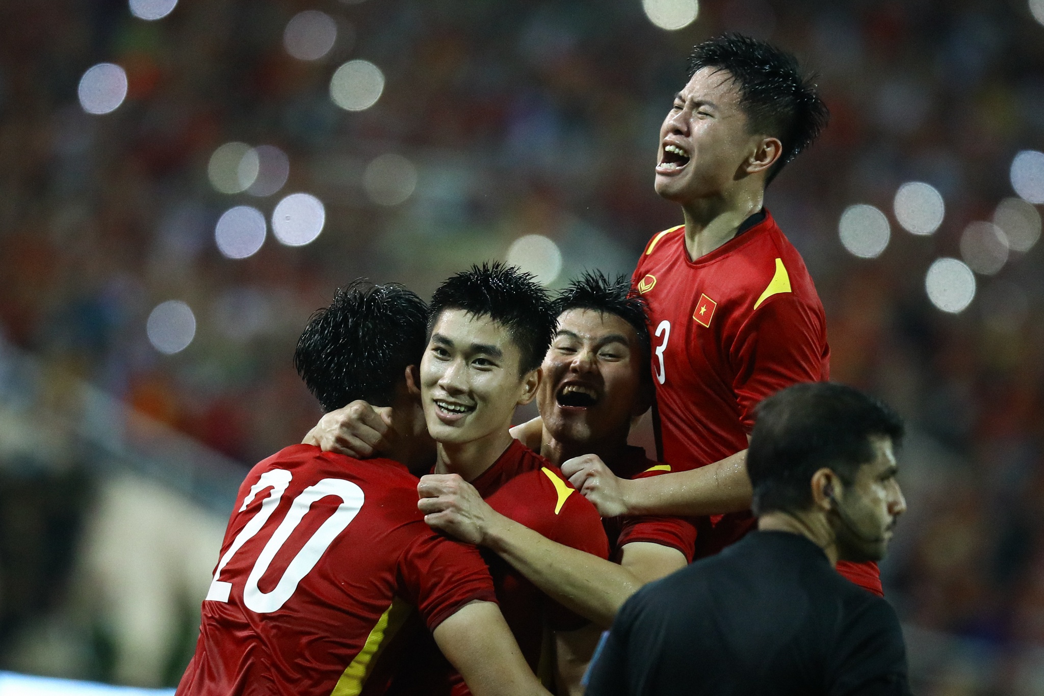 Nhâm Mạnh Dũng cùng các đồng đội ăn mừng bàn thắng mang về HCV cho U23 Việt Nam. Ảnh: Minh Chiến.