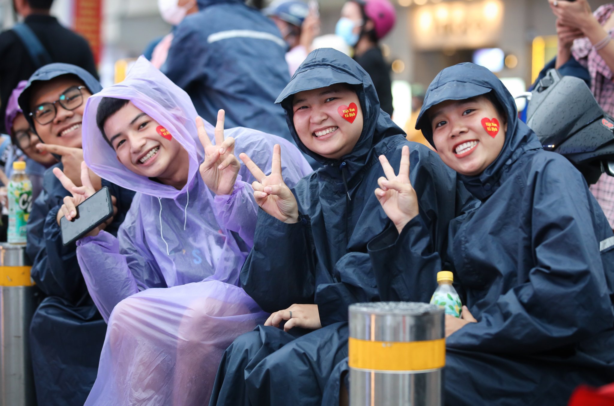 CĐV đội mưa đi cổ vũ đoàn quân của HLV Park Hang-seo đá trận chung kết. Ảnh: Phương Lâm.