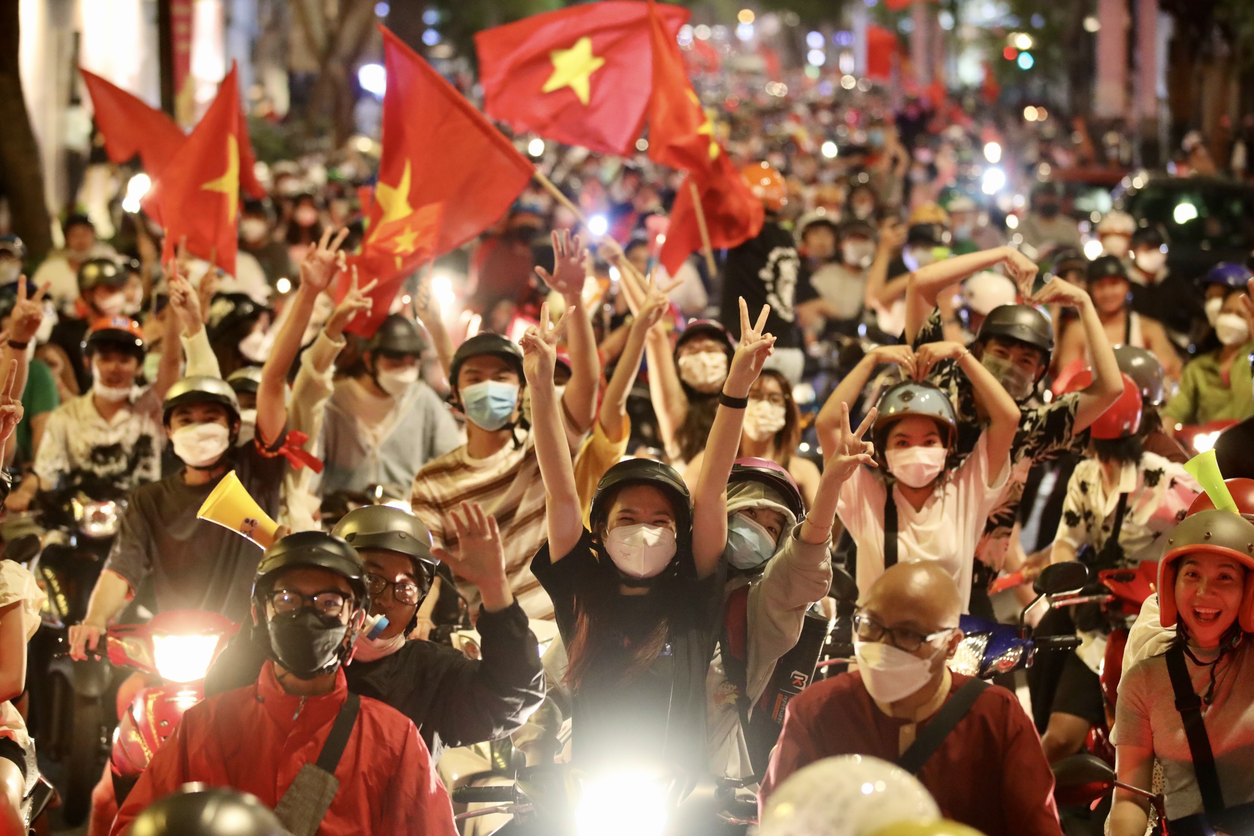 Rất đông CĐV xuống đường ăn mừng chiến thắng của bóng đá Việt Nam. Ảnh: Phương Lâm.