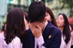 Chùm ảnh: Học sinh lớp 12 ôm nhau khóc nức nở trong lễ bế giảng cuối cùng của đời học sinh