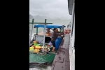 Video: Người phụ nữ 'đội mưa' bán hàng trên chiếc thuyền cũ ở Hạ Long khiến nhiều du khách thương cảm