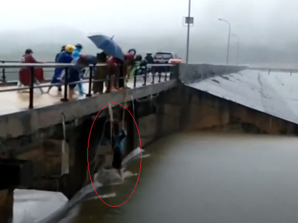 Thực hư hình ảnh xe tăng lội nước cứu ô tô mắc kẹt giữa dòng nước ở Vĩnh Phúc