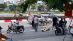 NÓNG VIDEO: 2 học sinh đi xe máy vượt đèn đỏ đâm gục đồng chí CSGT