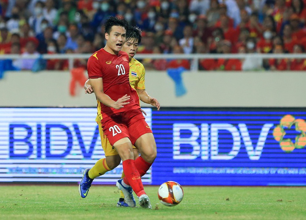 Bùi Hoàng Việt Anh (áo đỏ) thi đấu ở trận chung kết bóng đá nam SEA Games 31 ngày 22/5 với U23 Thái Lan (Ảnh: Hiếu Lương).
