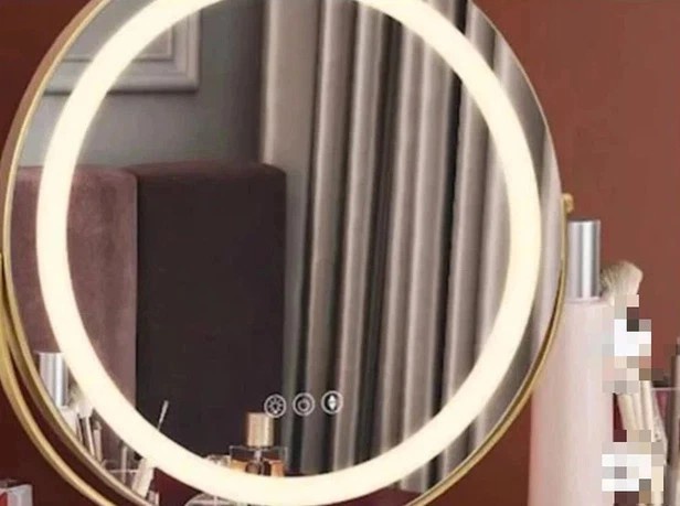 Chiếc gương trang điểm Zhang tặng Li có gắn camera ẩn.