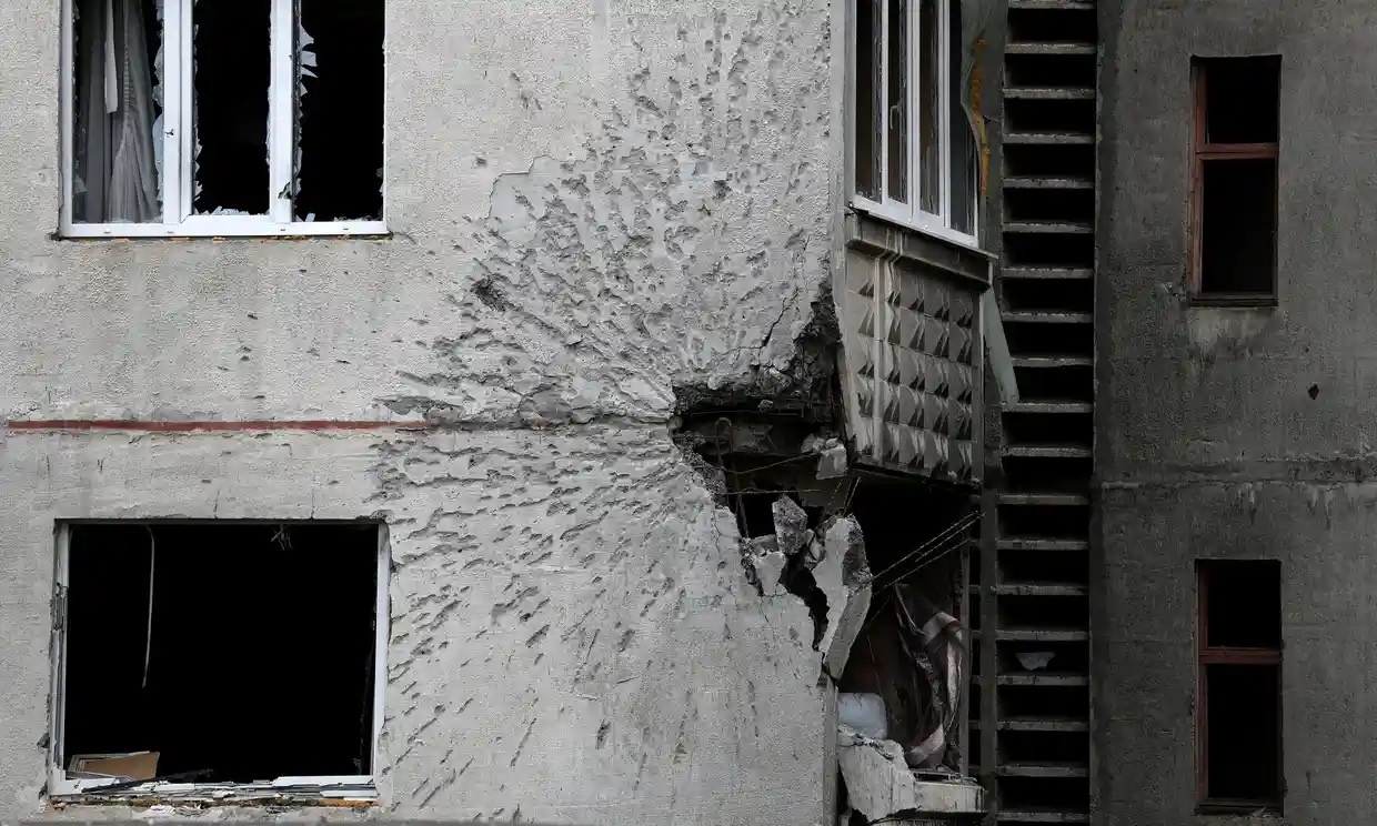 Một tòa nhà trong khu dân cư Severnaya Saltyvka, Kharkiv, bị hư hại do pháo kích, ngày 26/5. Ảnh: Reuters.