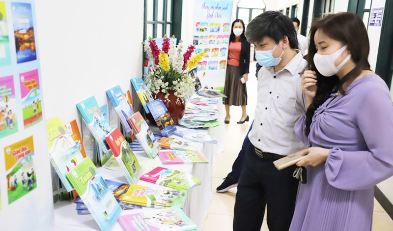 Cán bộ, giáo viên các trường phổ thông ở Hà Nội tìm hiểu về sách giáo khoa lớp 7, lớp 10 theo Chương trình giáo dục phổ thông 2018. Ảnh: Hà Nội Mới.