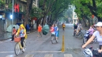 Hà Nội: Người dân vô tư đi xe đạp, xe máy vào phố đi bộ hồ Gươm, công an đón lõng xử lý