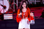 Thành viên nhóm Red Velvet gặp sự cố vì trang phục quá ngắn