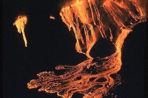 'Quái vật lửa' khủng khiếp nhất trồi lên từ 100 km dưới lòng đất