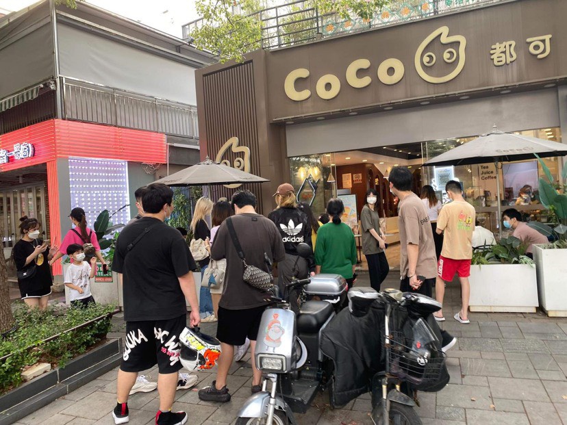 Người dân xếp hàng mua trà sữa ở Thượng Hải trong ngày đầu nới lỏng hạn chế.
