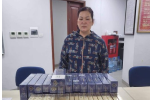 Bắt 'nữ quái' giao bán 1.600 bao thuốc lá nhập lậu trên phố Hàng Mắm