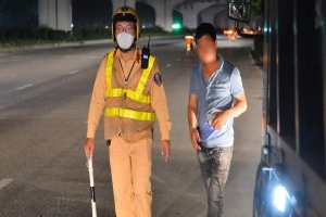 Ảnh, clip: CSGT tại Hà Nội lập chốt trong đêm, xử phạt xe tải làm rơi vãi vật liệu ra đường