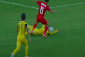 Vì sao trọng tài phải check VAR 6 phút mới có penalty cho U23 Việt Nam và thẻ đỏ cho U23 Malaysia?