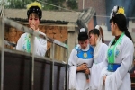 Người phụ nữ làm công việc kỳ lạ ở Trung Quốc: Dùng nước mắt đổi lại cuộc sống ấm no cho gia đình