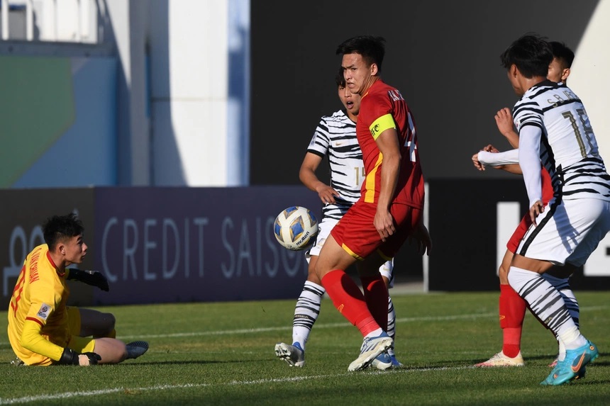 Trận gặp U23 Hàn Quốc là một trong những trận vất vả của đội trưởng Bùi Hoàng Việt Anh (áo đỏ). Ảnh: AFC.