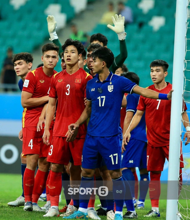 Nhìn Việt Anh và Lương Duy Cương đứng giữa các cầu thủ Thái Lan là đủ thấy vóc dáng vượt trội của U23 Việt Nam.