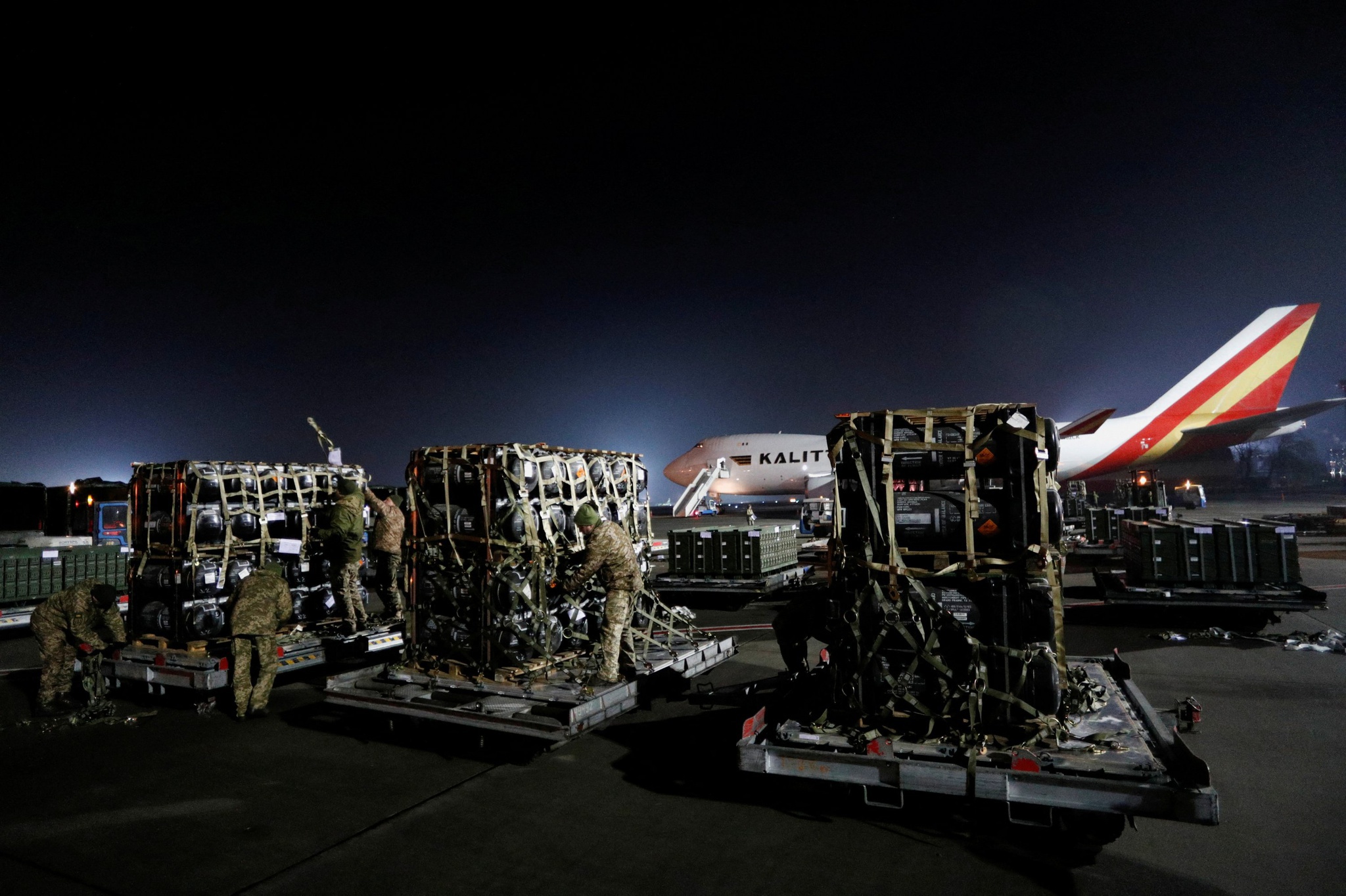 Vũ khí do Mỹ viện trợ đến sân bay Boryspil của Ukraine. Ảnh: Reuters.