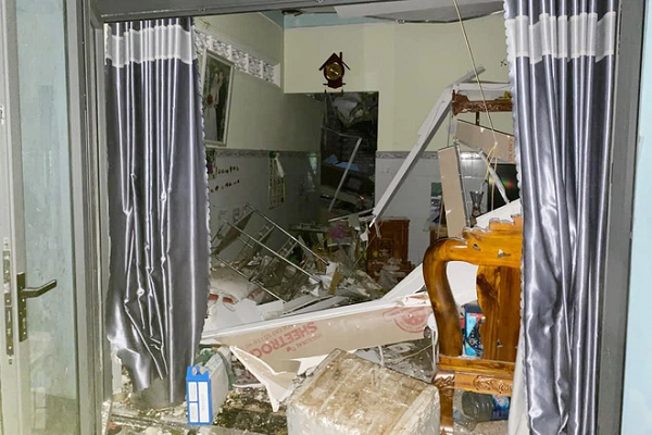 Đồ sinh hoạt trong căn nhà bị hư hỏng sau vụ nổ. Ảnh: Quang Trung.
