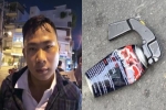 'Hiệp sĩ' bắt nghi phạm giật túi xách ở TP.HCM