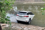 Hoảng hốt chứng kiến nữ tài xế lao ôtô xuống sông Kim Ngưu