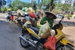 Hà Nội: Hết xe thu gom rác đẩy tay, công nhân dùng xe máy kéo, chở rác
