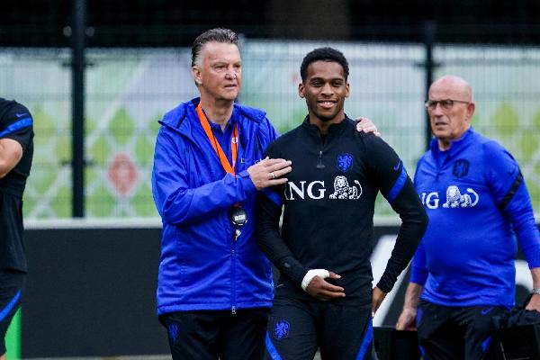 Van Gaal cảnh báo cầu thủ Ajax về MU