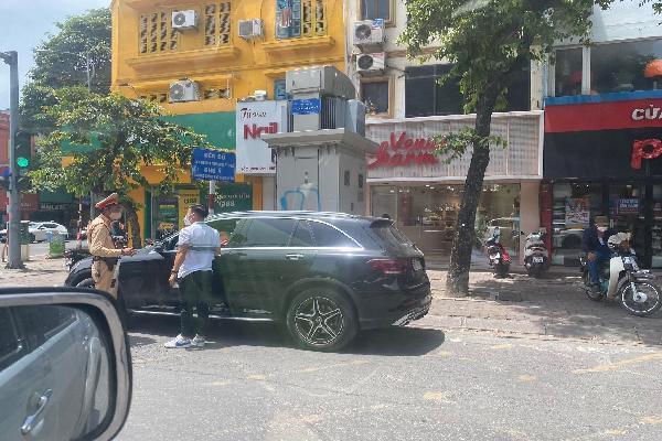 Clip: Vừa trở lại Việt Nam, Quang Hải đã bị CSGT hỏi thăm