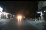 Video: Người đàn ông nghi say rượu ngồi giữa đường bị xe container cán tử vong
