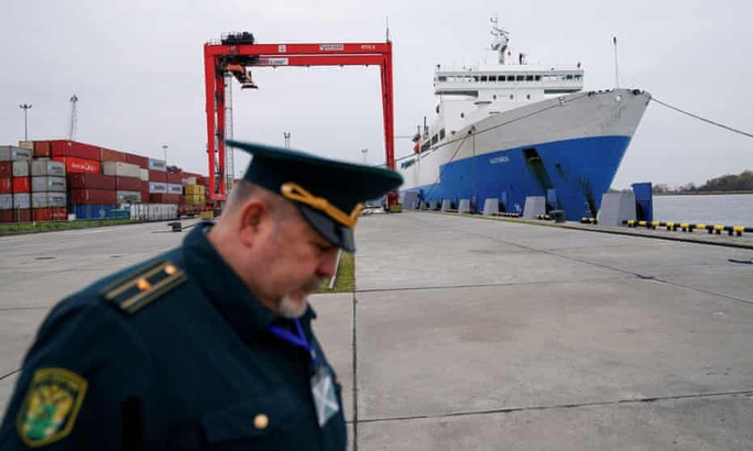 Một nhân viên hải quan tại cảng Baltiysk thuộc vùng Kaliningrad của Nga. Ảnh: Reuters.
