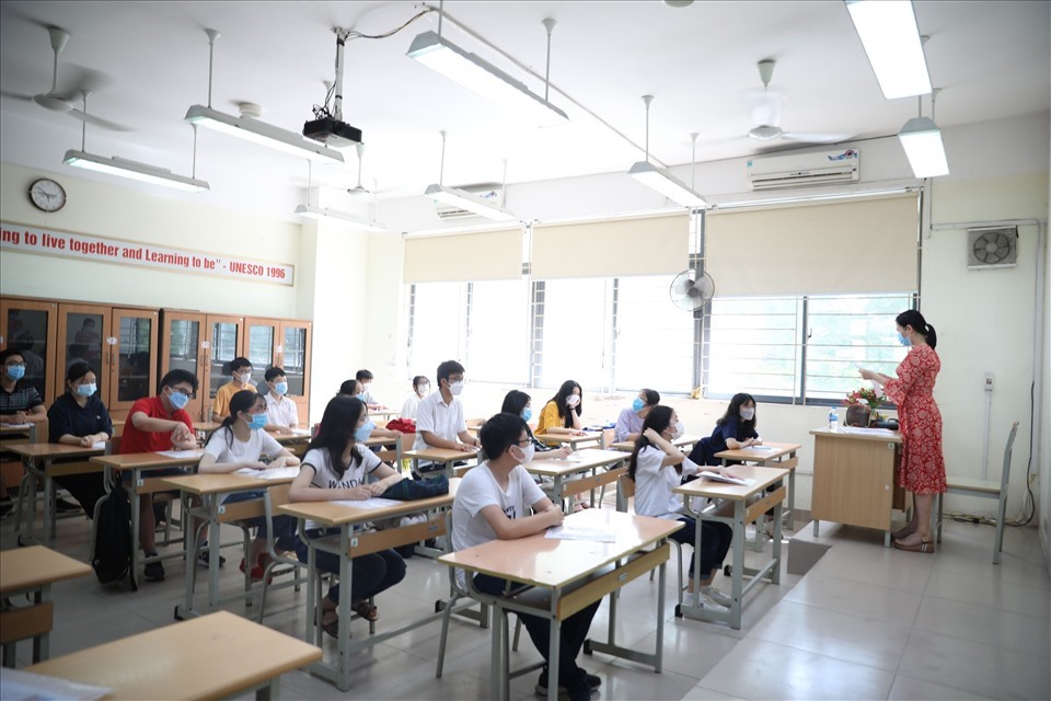 Thí sinh tham dự kỳ thi tuyển sinh lớp 10 THPT công lập tại Hà Nội năm 2022. Ảnh: Tường Vân
