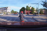'Nữ ninja' dừng xe đột ngột khi đèn xanh khiến tài xế ôtô phanh cháy đường