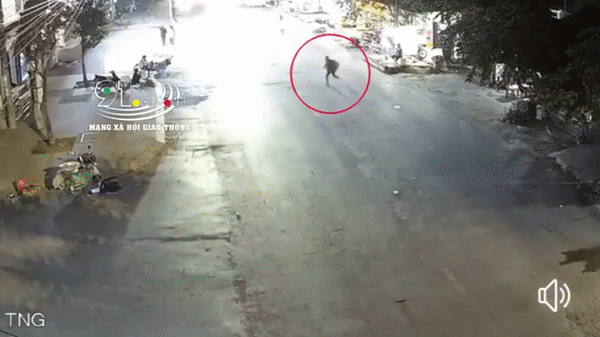 Clip: Chạy sang đường bất cẩn, người phụ nữ bị ô tô hất văng