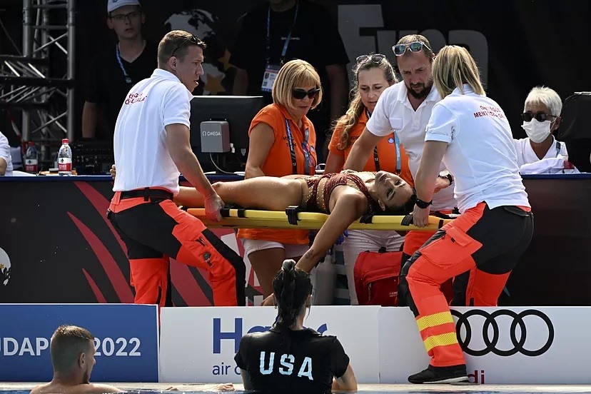 Anita Alvarez được cấp cứu ngay tại địa điểm thi đấu giải bơi vô địch thế giới. Ảnh: Marca.