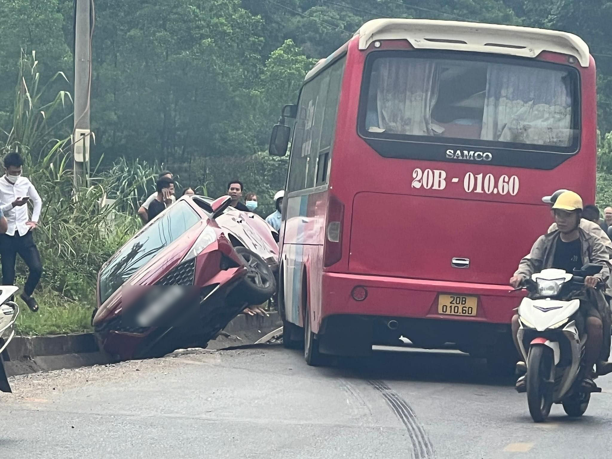 Khoảnh khắc kinh hoàng: Xe khách lấn làn, vượt ẩu, gây tai nạn liên hoàn tại Thái Nguyên - 1