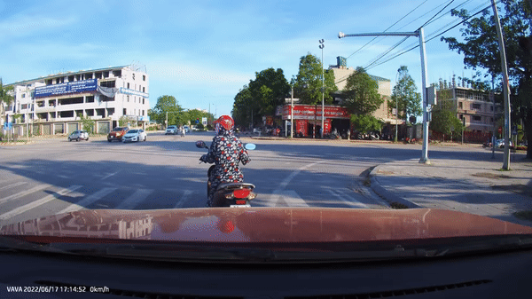 Nữ ninja dừng xe đột ngột khi đèn xanh khiến tài xế ô tô phanh cháy đường - Ảnh 2.