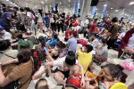 Hãng bay delay hơn 4 giờ, hành khách ngồi vật vã ở sảnh Tân Sơn Nhất