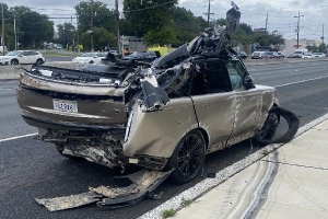 Chiếc Range Rover bị hư hỏng nặng sau khi rơi khỏi xe vận chuyển