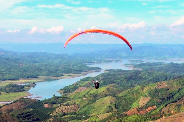 Lần đầu tiên tỉnh Đắk Nông tổ chức giải dù lượn trên hồ Tà Đùng thu hút hàng trăm vận động viên là phi công chuyên nghiệp trong cả nước tham gia.