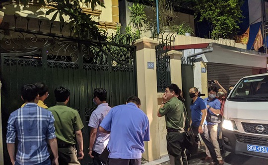 Cơ quan tố tụng tiến hành khám nhà của nguyên chủ tịch Hà Nội tại phố Trung Liệt (quận Đống Đa, Hà Nội).