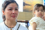 Mẹ Quang Hải mắt ngấn lệ chia tay con trai ở sân bay