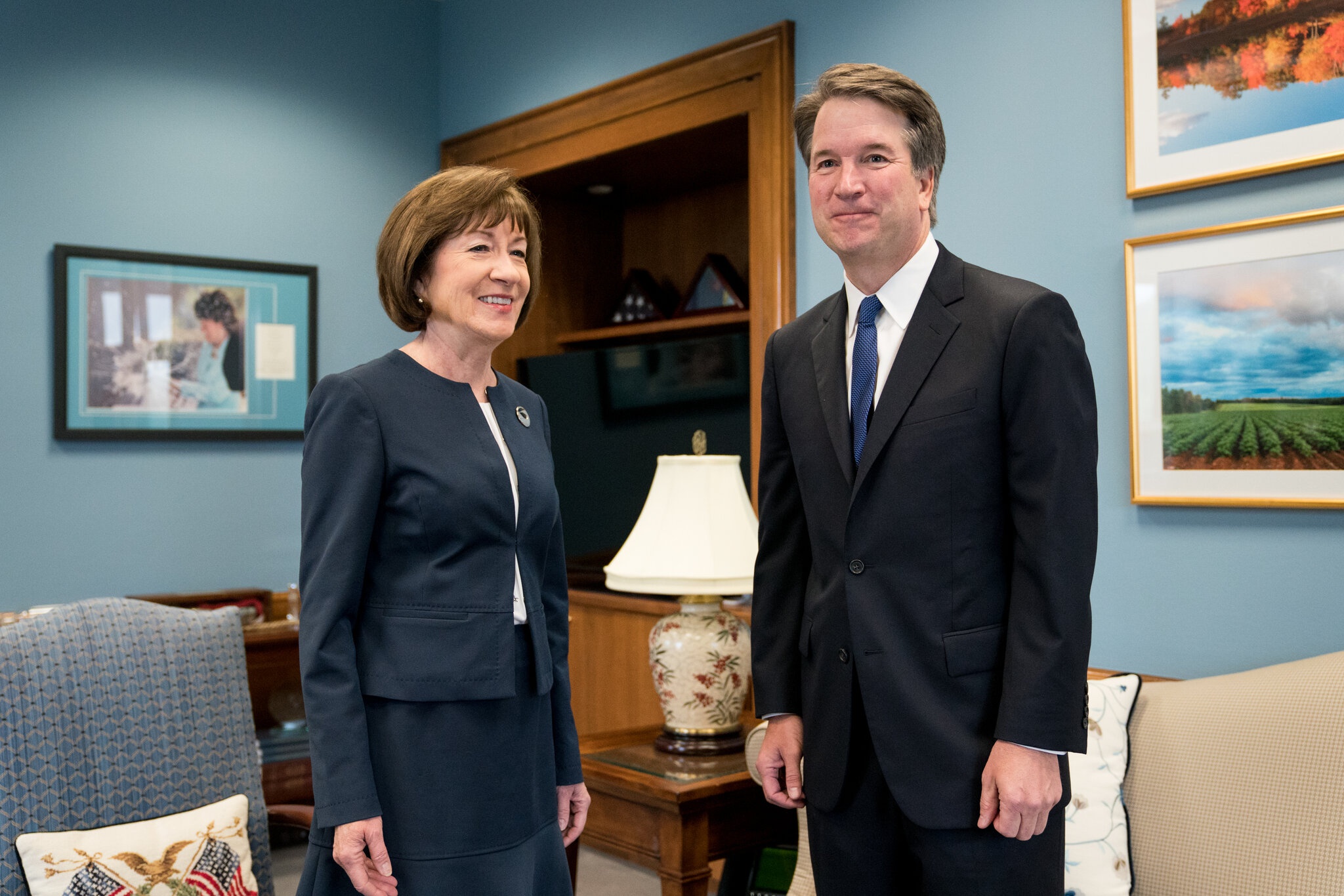 Thượng nghị sĩ Susan Collins (trái) và thẩm phán Tòa Tối cao Mỹ Brett Kavanaugh - khi ấy là ứng viên được ông Trump đề cử và đang chờ thượng viện phê chuẩn - vào năm 2018. Ảnh: New York Times.