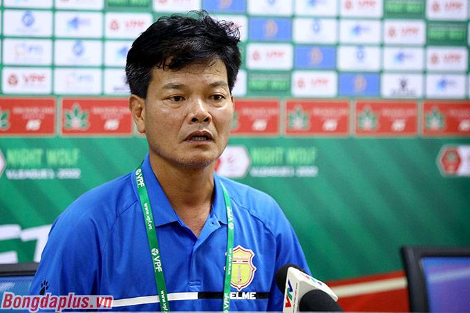 HLV Nguyễn Văn Sỹ cho rằng Nam Định đã có trận hòa may mắn trước Hà Nội FC - Ảnh: Minh Tuấn