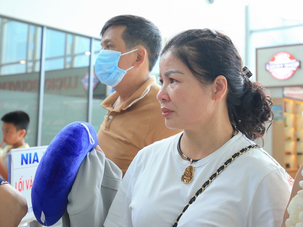  Mẹ Quang Hải mắt ngấn lệ chia tay con trai ở sân bay - Ảnh 3.