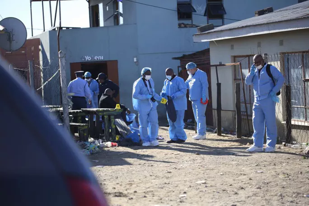 Bác sĩ pháp y làm việc tại hiện trường 21 thanh thiếu niên tử vong tại một quán rượu ở tỉnh Eastern Cape, Nam Phi, ngày 26- 6. Ảnh: REUTERS.