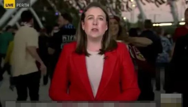 Nữ cổ động viên vén áo khoe vòng 1 ngay trên sóng trực tiếp, phóng viên phía trước không hề biết gì - 1