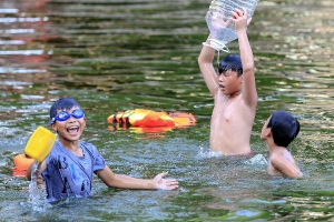 Bơi lội ở hồ nước hơn 1.000 năm tuổi giữa ngày Hà Nội nóng 38 độ C