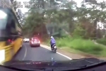 Clip xe máy bất ngờ mất lái tại khúc cua khiến 2 người phụ nữ ngã mạnh xuống đường