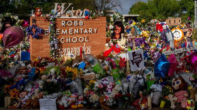 Khu vực tưởng niệm các nạn nhân trong vụ xả súng tại trường Tiểu học Robb ở Uvalde, bang Texas (Mỹ) - Ảnh: CNN.